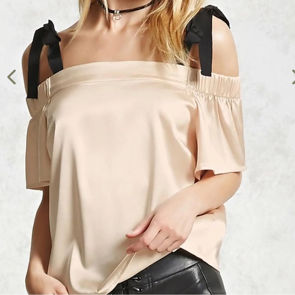 ✨FOREVER 21 satin off the shoulder blouse SzS✨